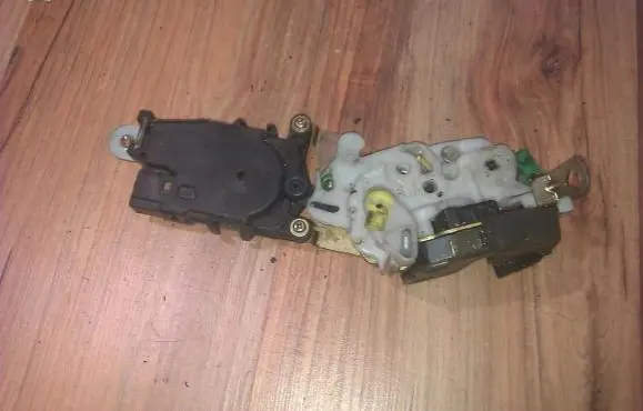 Subaru Forester SF Front door lock