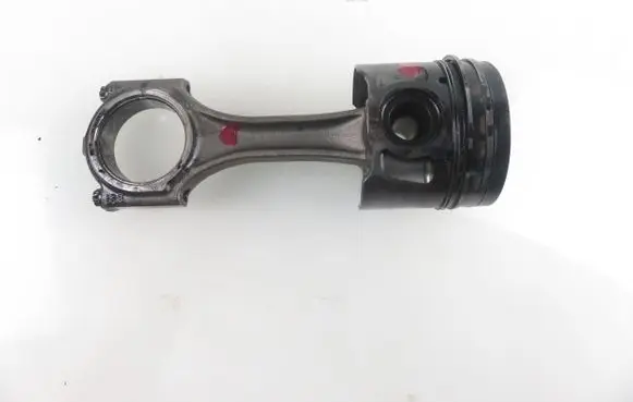 Mitsubishi Outlander Piston with connecting rod