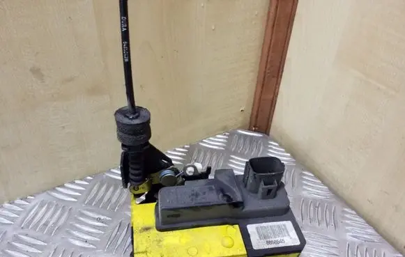 Volvo S60 Front door lock 8650545