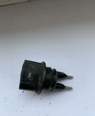 Volkswagen PASSAT B6 Windshield washer fluid level sensor 
