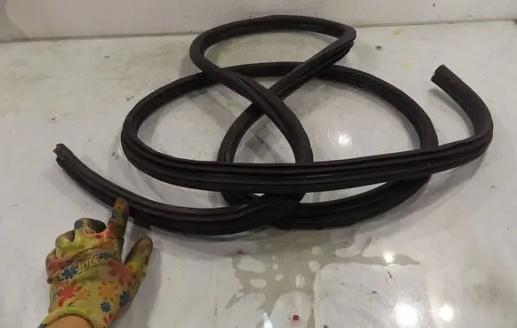 Citroen Berlingo Front door rubber seal 
