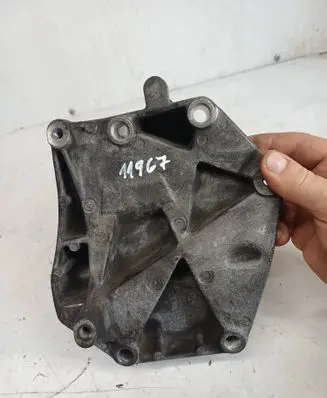 Engine mounting bracket
