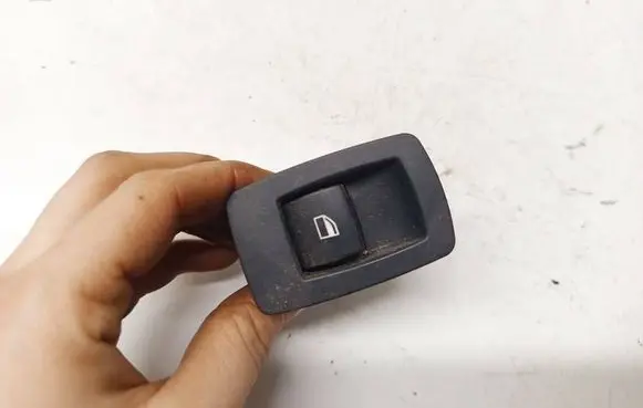 Opel Astra H Electric window control switch 9113773