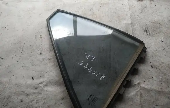 Rear vent window glass
