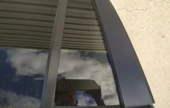 Rear vent window glass