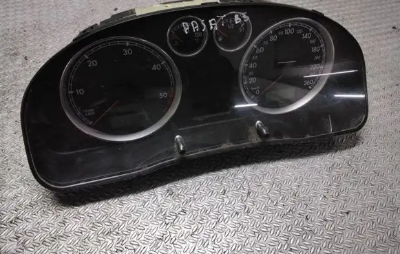 Volkswagen PASSAT B5.5 Speedometer (instrument cluster) VWZ7Z0A43031137