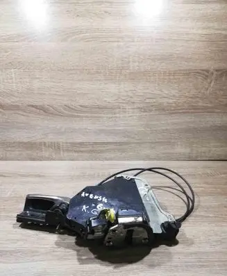 Toyota Avensis T250 Front door lock 6E1604