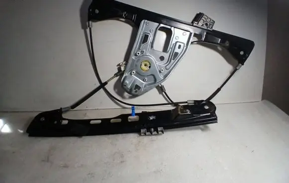 Mercedes-Benz C W203 Front door electric window regulator 2037202946