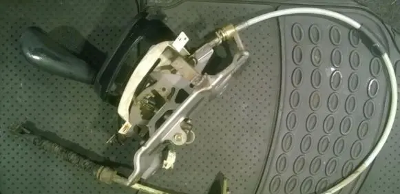 Mitsubishi Carisma Gear shift cable linkage