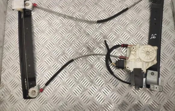Rear window lifting mechanism without motor
