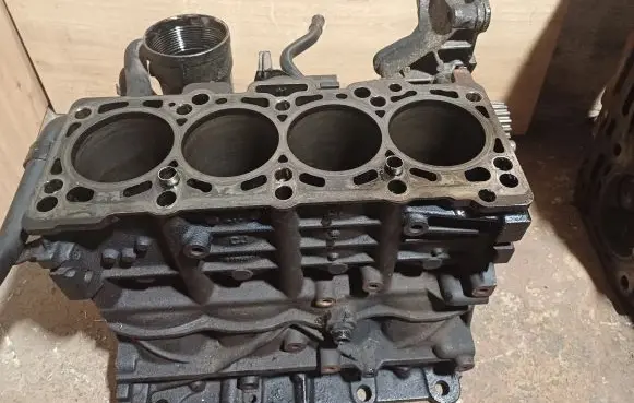 Volkswagen Touran I Engine block BKD