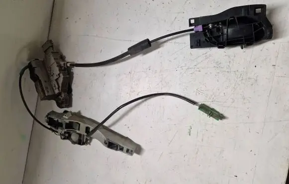 Citroen C6 Front door lock 9681330880