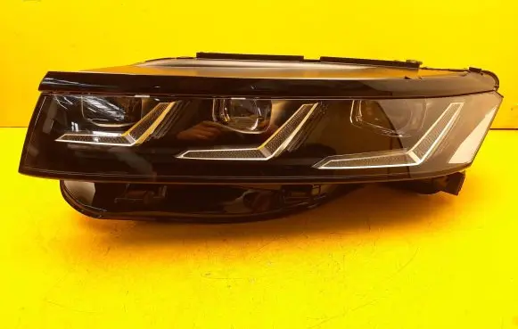 Volkswagen Touareg III Headlight/headlamp 761941081F