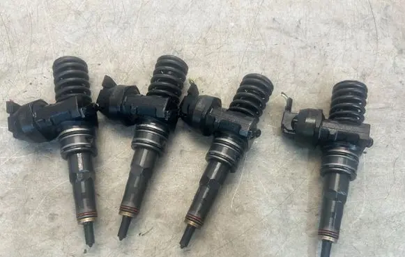 Volkswagen Golf VI Fuel injectors set 038130073AG 0414720215
