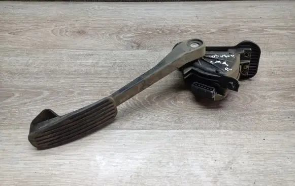 Volvo V70 Accelerator throttle pedal 30636004 6PV00853701