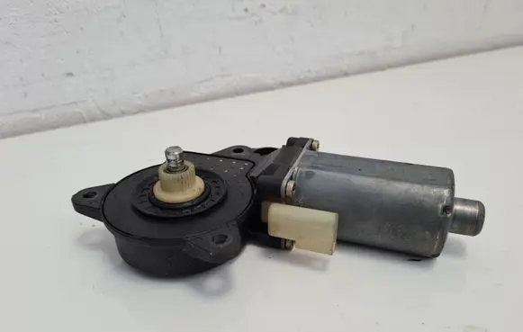 Ford Fiesta Front door window regulator motor 0130821939