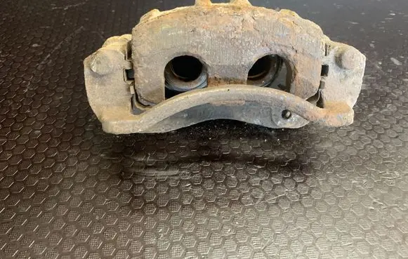 KIA Sorento Front brake caliper 