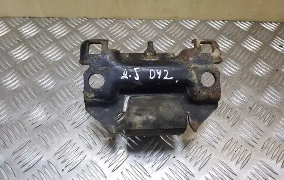 Nissan Navara D40 Engine mount bracket