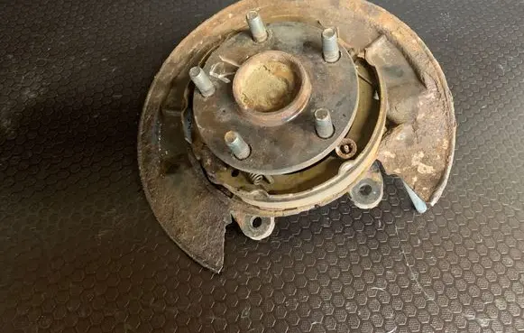 Rear wheel hub
