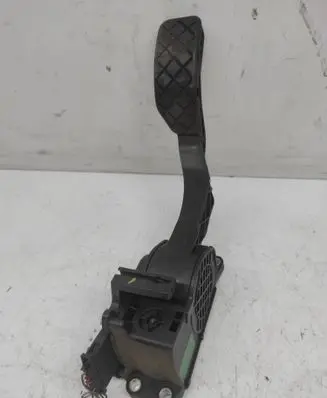 Accelerator throttle pedal