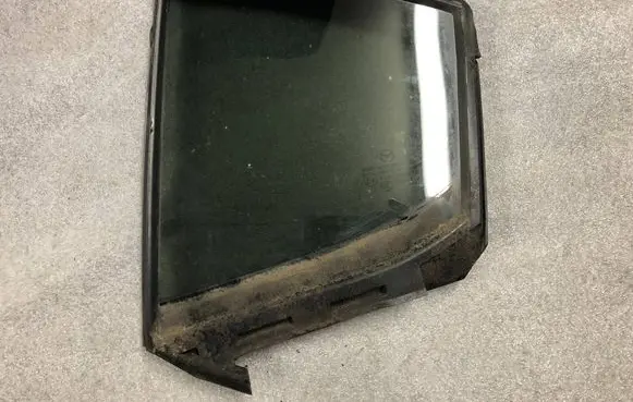 Mazda 3 II Rear vent window glass BHN973651
