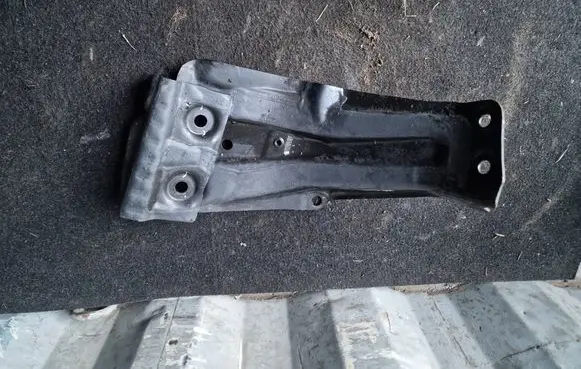 BMW 4 F32 F33 Fender mounting bracket 7426590