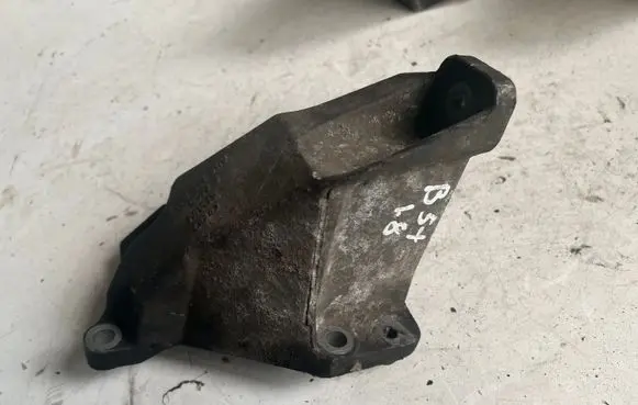 Volkswagen PASSAT B5 Engine mounting bracket 8D0199307L