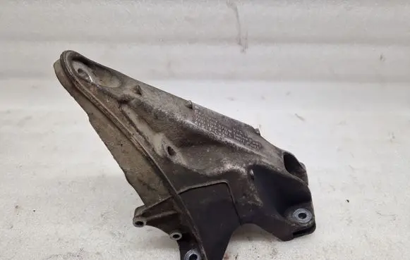 Volkswagen Transporter - Caravelle T5 Engine mounting bracket 7H0199370M