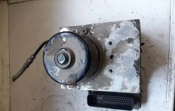Volkswagen PASSAT B5 ABS Pump 1C0907379