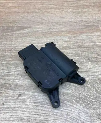 Volkswagen PASSAT B6 Air flap motor/actuator 0132801362 CZ1168802921
