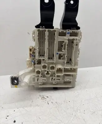 Toyota Avensis T270 Fuse module 8273005170C 15429A07