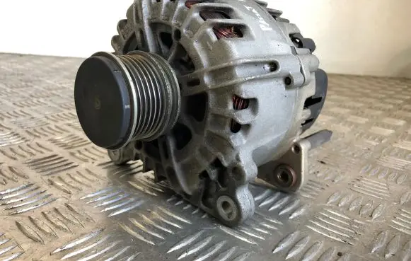 Volkswagen PASSAT B7 Generator/alternator 03L903023B 2608426A