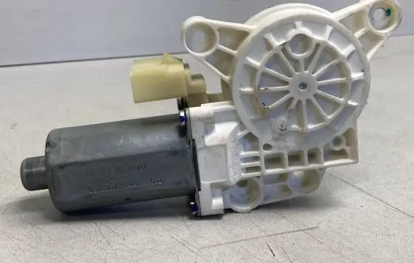 Chrysler Sebring (JS) Front door window regulator motor 0130821466 3017341