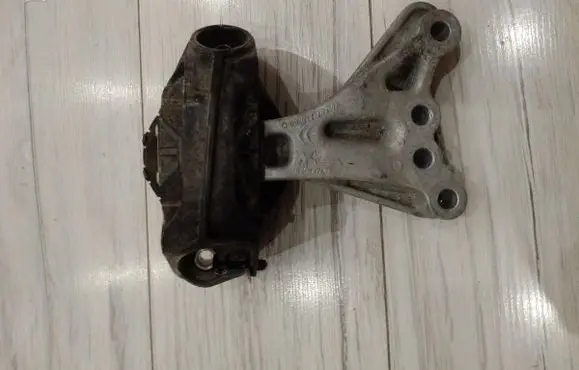 Engine mount vacuum valve