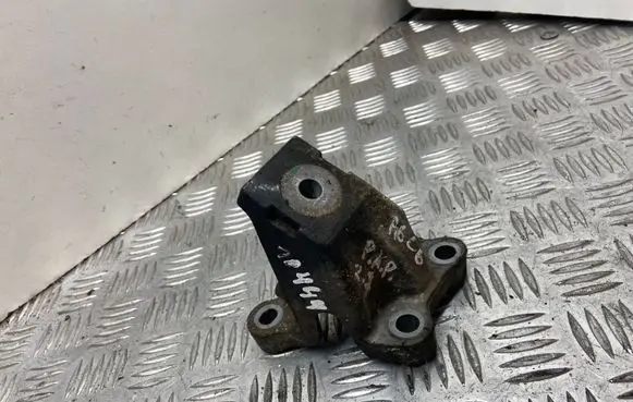 Engine mounting bracket