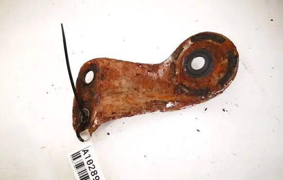 Toyota Avensis T250 Engine mounting bracket 