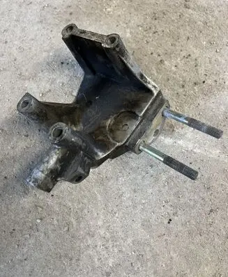 Mitsubishi Carisma Engine mounting bracket