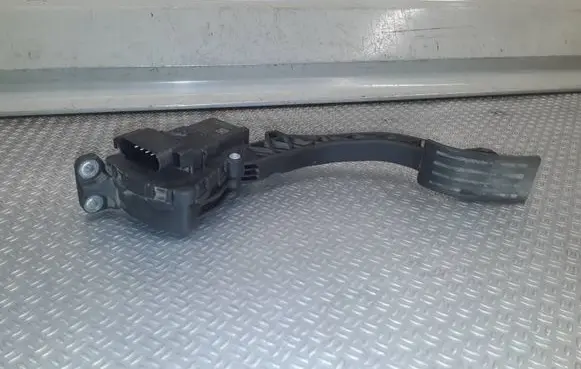 Ford C-MAX I Accelerator throttle pedal 3M519F836AF