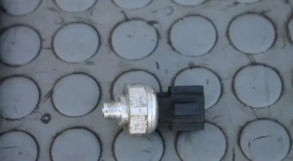 Nissan Qashqai+2 Air conditioning (A/C) pressure sensor 42CP8
