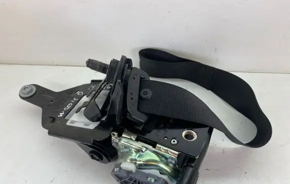 Mercedes-Benz C W204 Front seatbelt A2048601685
