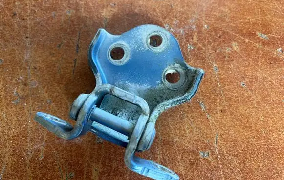 Chevrolet Tacuma Front door upper hinge