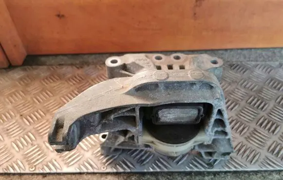 Peugeot 308 Engine mount bracket