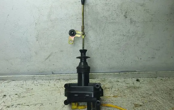 Mercedes-Benz E W124 Central locking vacuum pump 