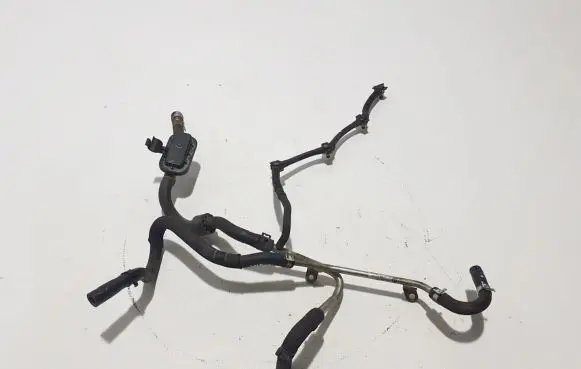 Volkswagen PASSAT B8 Fuel return line/hose 04L130235J
