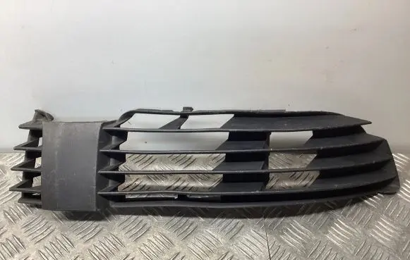 Volkswagen PASSAT B5.5 Front bumper lower grill 3B0853666