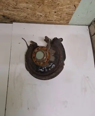 Volkswagen Golf V Rear wheel hub