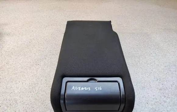 Toyota Avensis T250 Rear seat armrest 