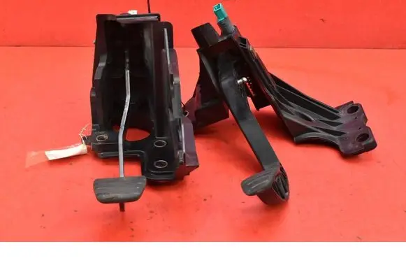 Buick Roadmaster Accelerator throttle pedal 180101626R