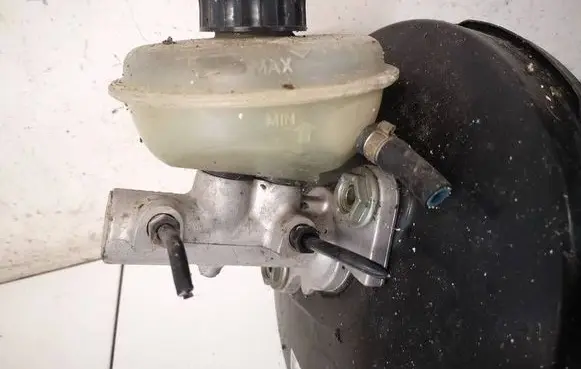 Volkswagen PASSAT B5 Master brake cylinder 8D0611301
