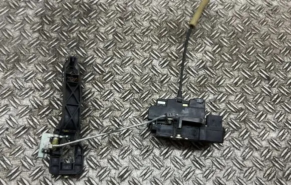 Opel Antara Front door lock A081876